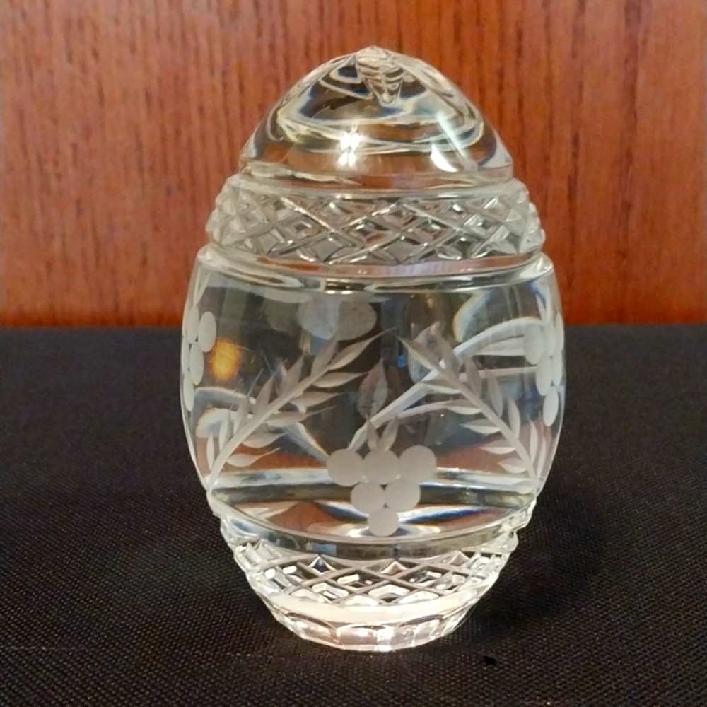 SULLIVANS BRAND HANDMADE CRYSTAL CLEAR EGG paperweight